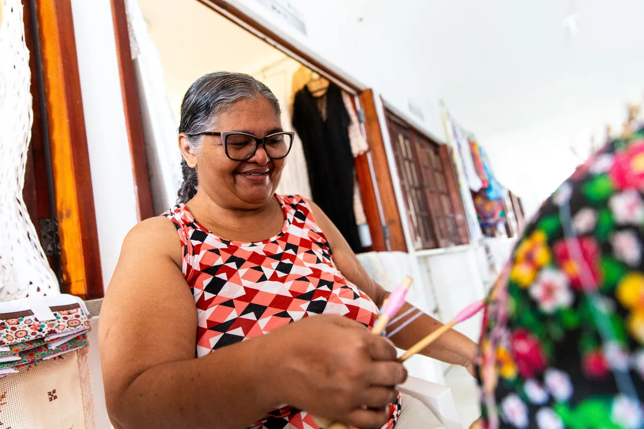 Mana aprendeu a fazer renda apenas olhando sua tia-avó, que era 