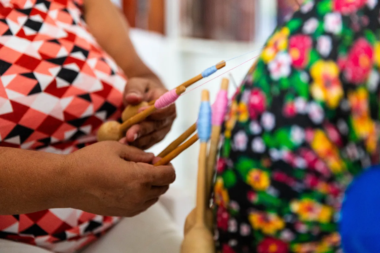 Com os bilros nas mãos, Mana cria o seu presente e garante o seu sustento
