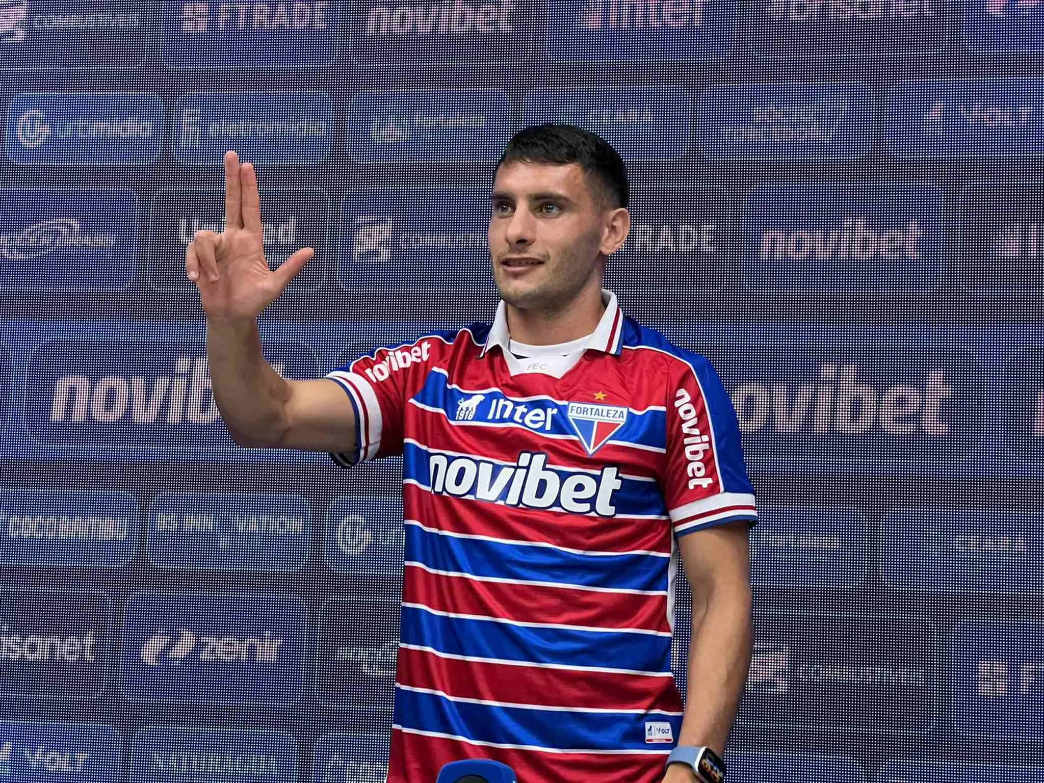 Emmanuel Martínez com a camisa do Fortaleza