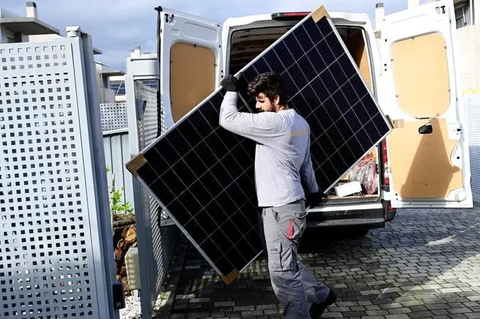 Painéis solares estão se popularizando entre consumidores de baixa tensão (residenciais em sua maioria)