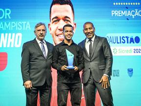 Felipinho recebe prêmio da seleção do Paulistão A2