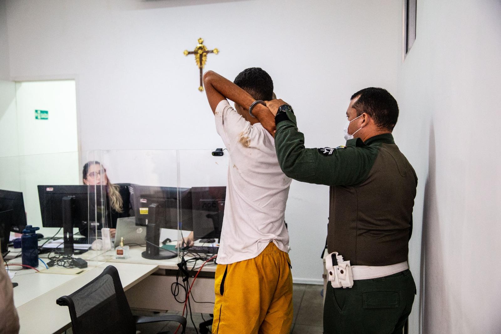 preso chegando algemado em sala de audiência de custódia em Fortaleza
