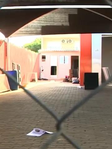 Pátio de locadora onde pai e filha aplicavam golpes