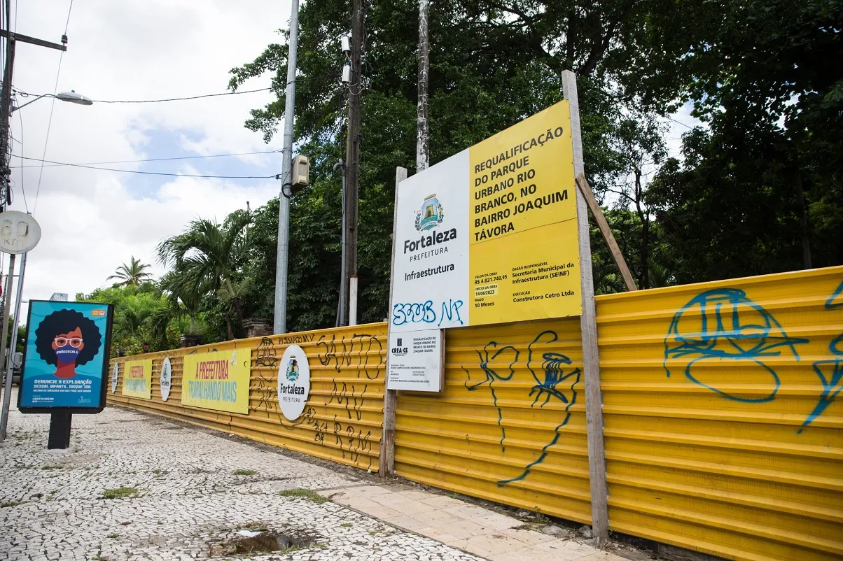 Placa indica que reforma completa deveria terminar neste mês de abril