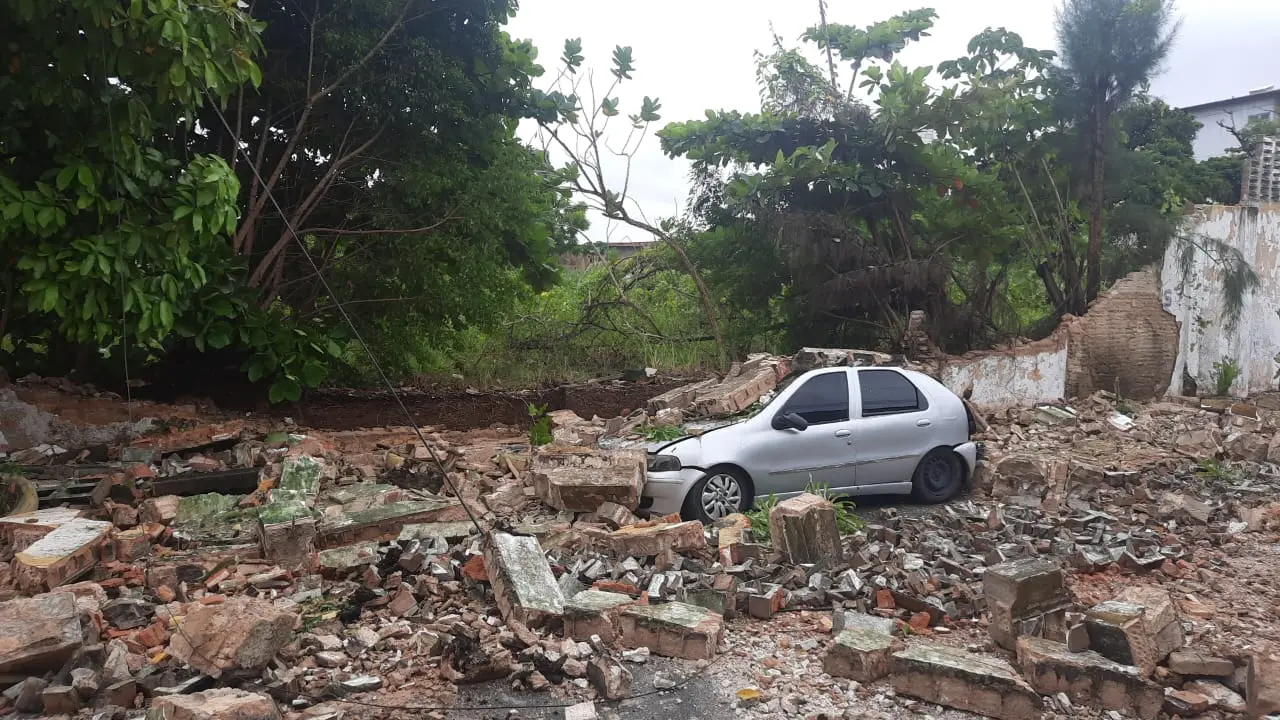 Moradores afirmam que muro já apresentava perigo há certo tempo