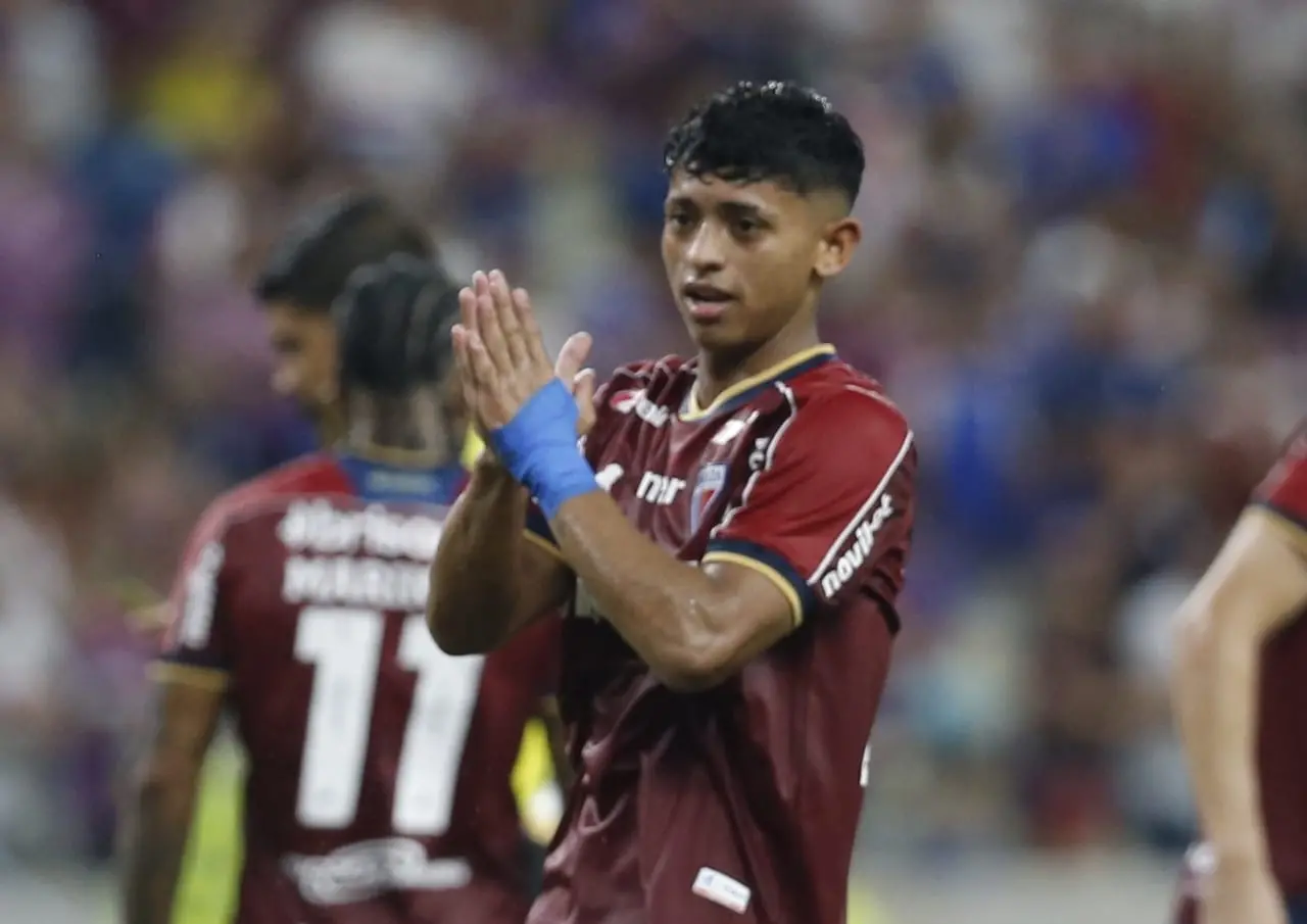 Kervin Andrade comemora gol marcado pelo Fortaleza
