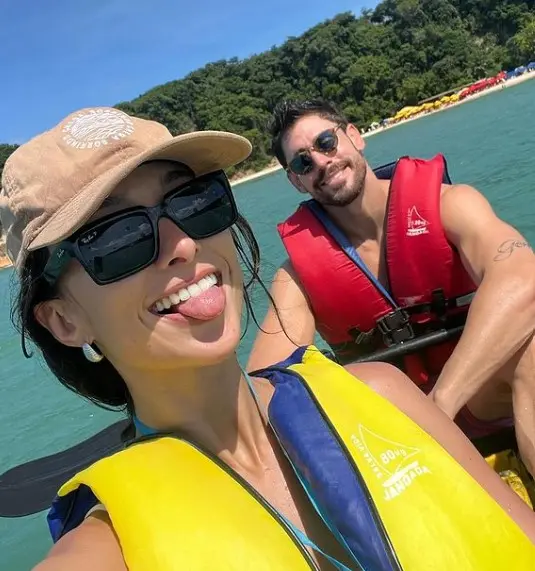 selfie de cara de sapato com a namorada