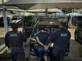 Suspeito foi recapturado por policiais federais e militares, no bairro Granja Portugal, em Fortaleza