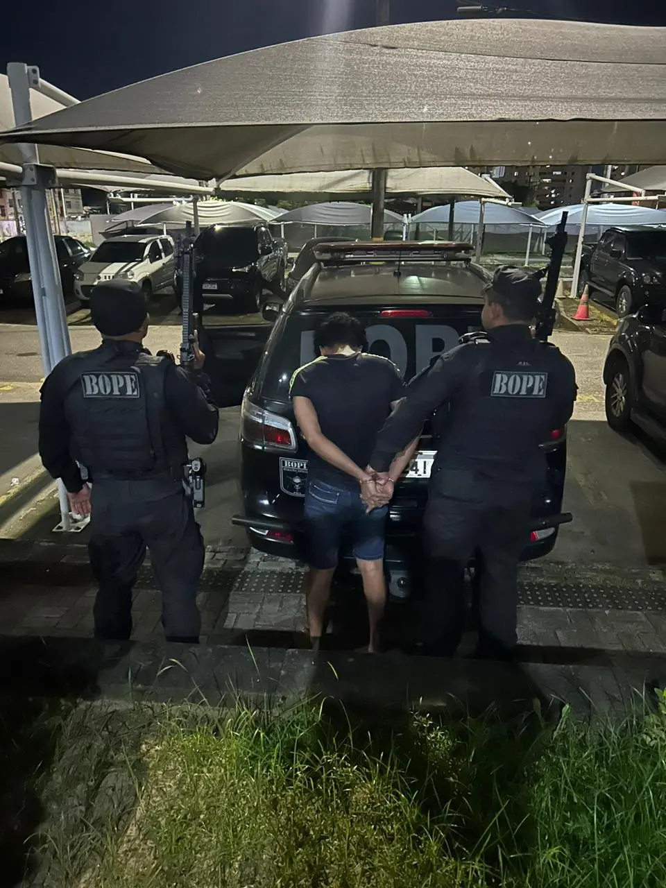 Suspeito foi recapturado por policiais federais e militares, no bairro Granja Portugal, em Fortaleza