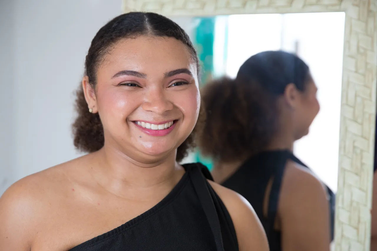 Mesmo com diversidades da vida, a jovem Neslane acha motivos para sorrir