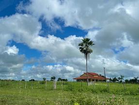 imagem de uma casa e uma paisagem em área rural do ceará