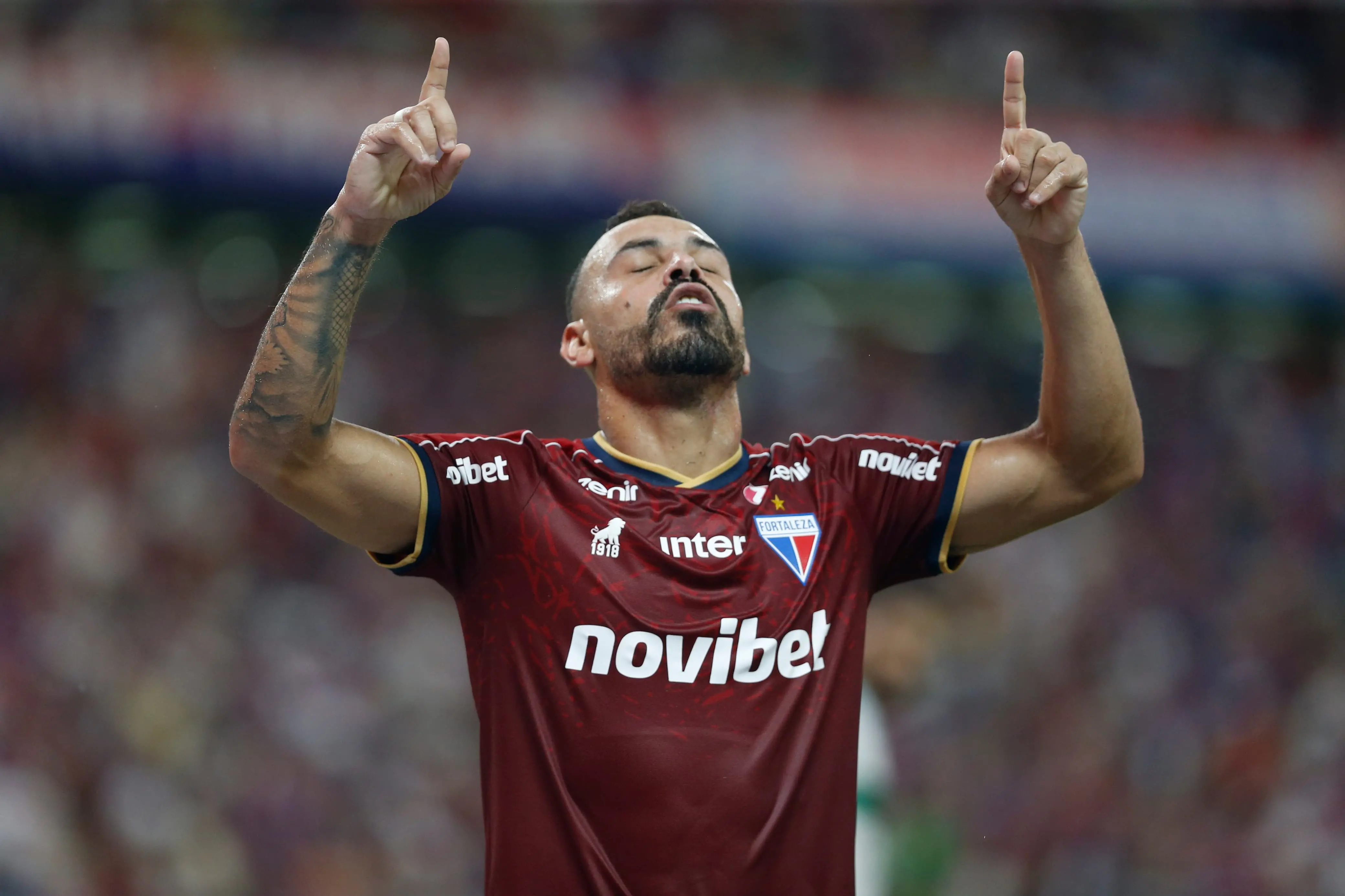 Moisés do Fortaleza comemorando gol marcado