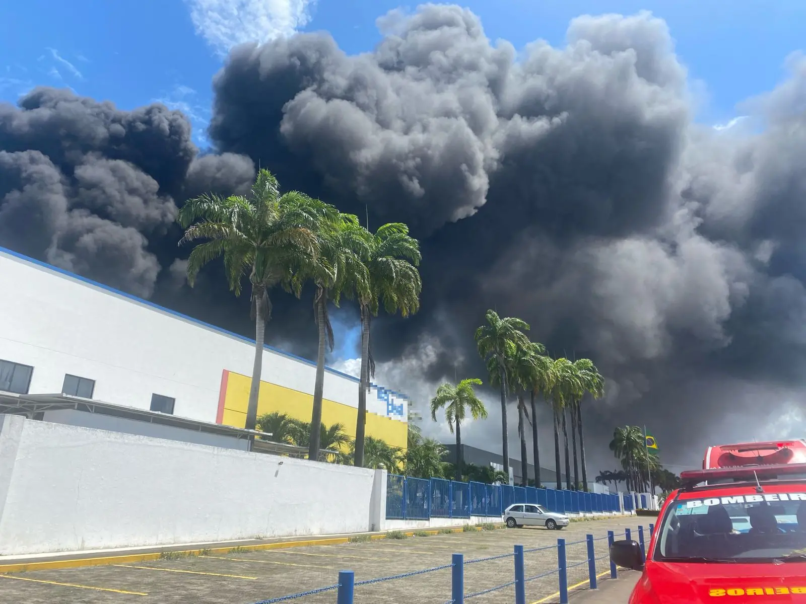 Fumaça preta e espessa