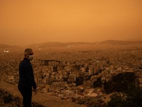 Nuvem de poeira em Atenas, Grécia, no dia 23 de abril de 2024.