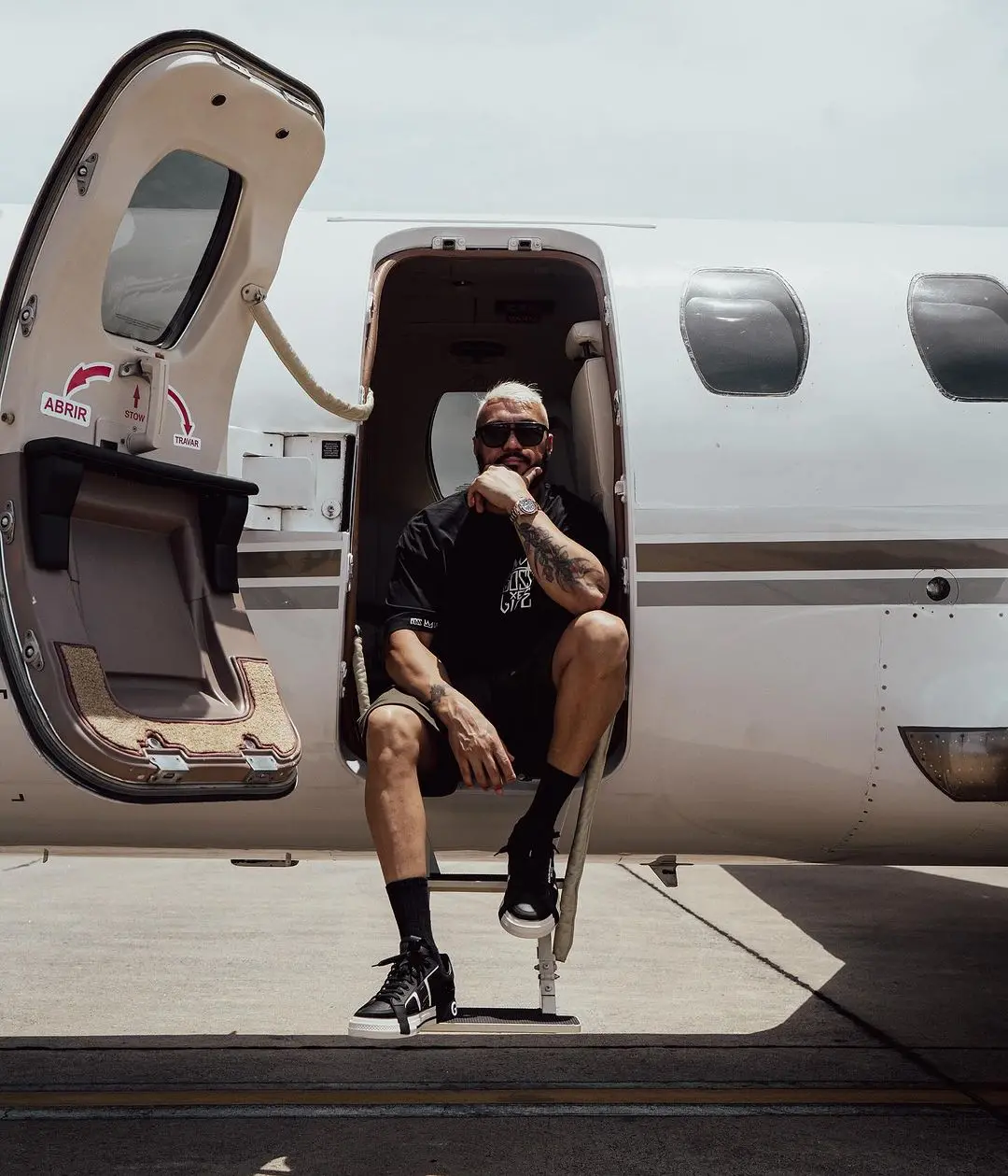 belo sentado na porta de jatinho