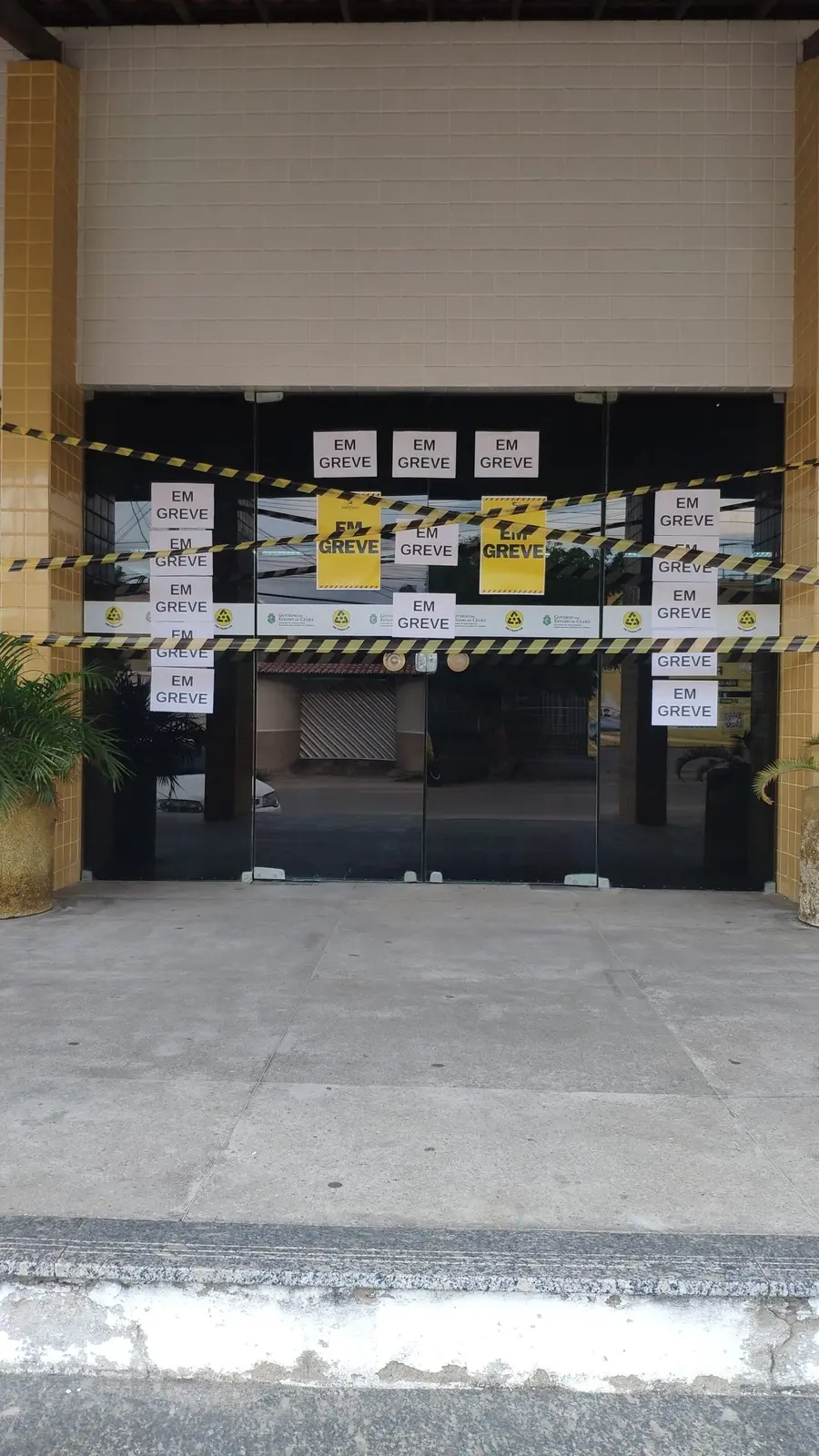 Porta isolada com cartazes de greve dos servidores do Detran