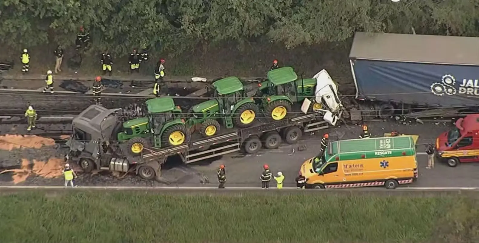 Quatro pessoas morrem em acidente entre carretas e automóvel na Rodovia Régis Bittencourt, em SP