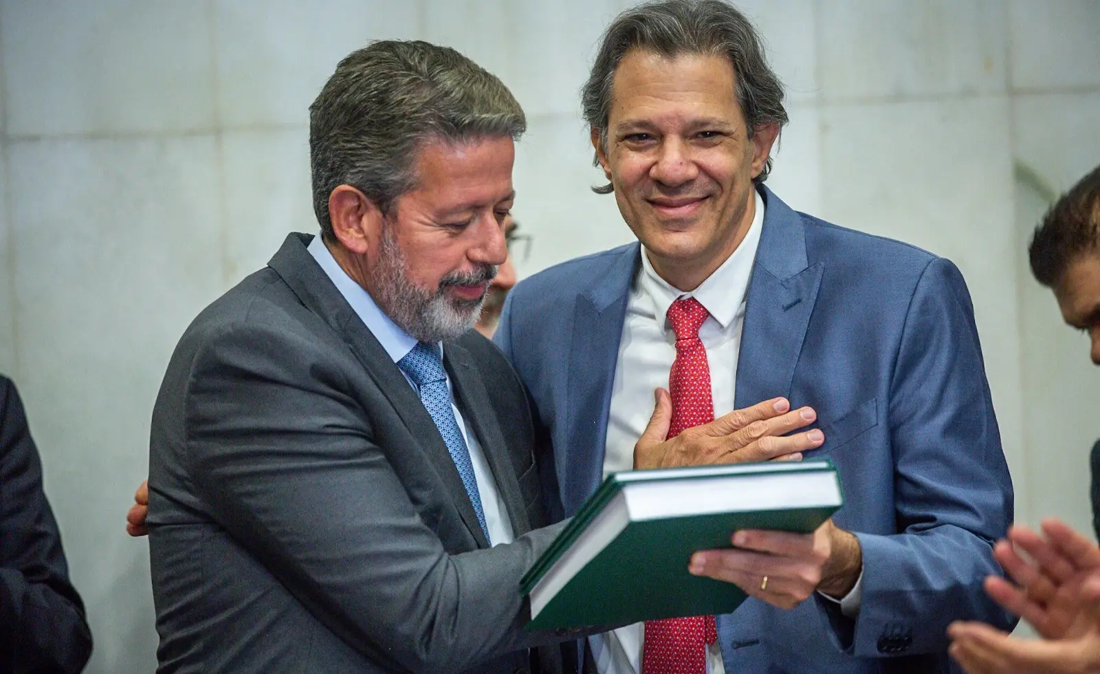 Haddad entrega documento a Arthur Lira