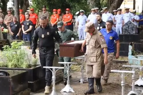 Sepultamento dos corpos encontrados em barco