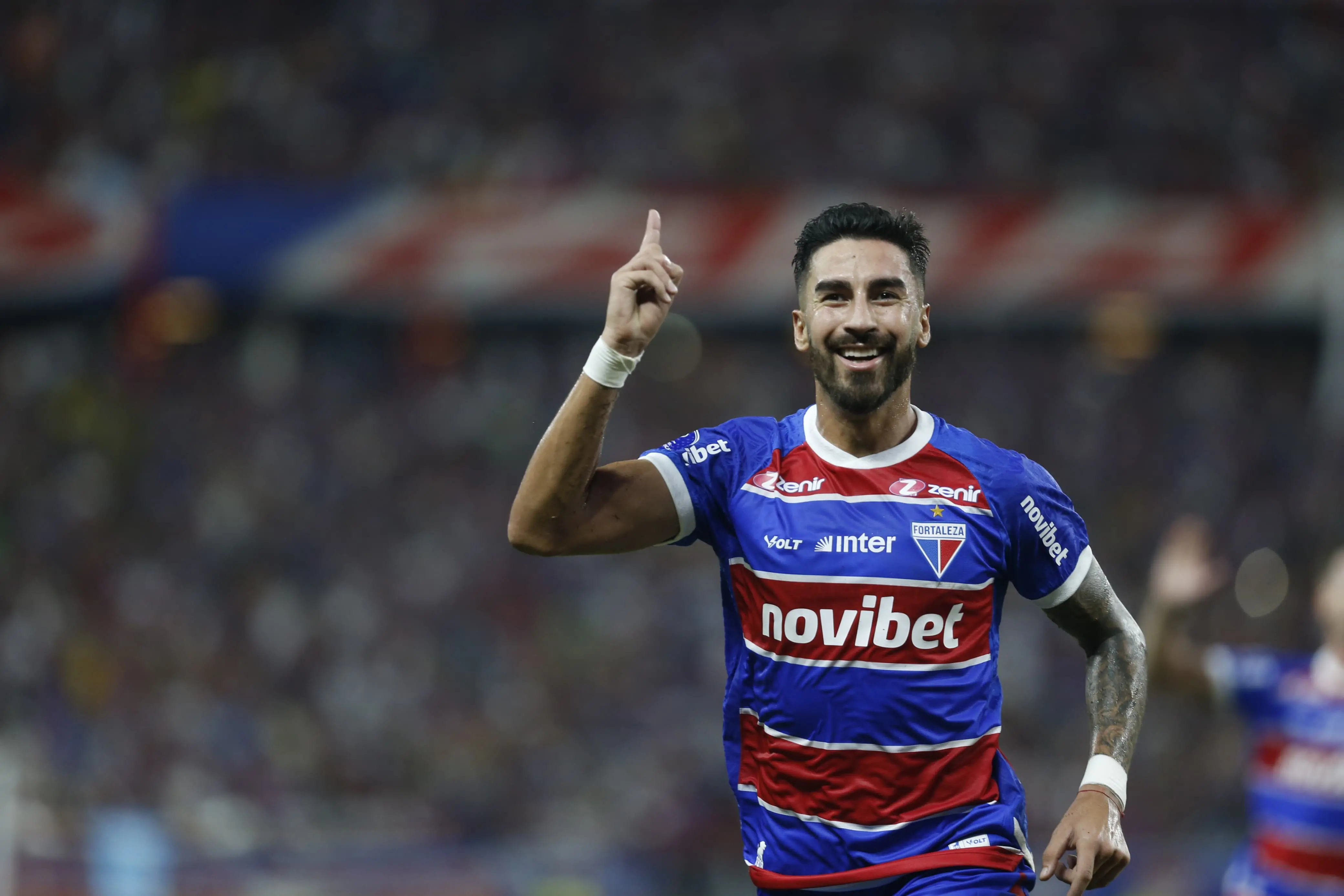 Lucero comemora gol pelo Fortaleza