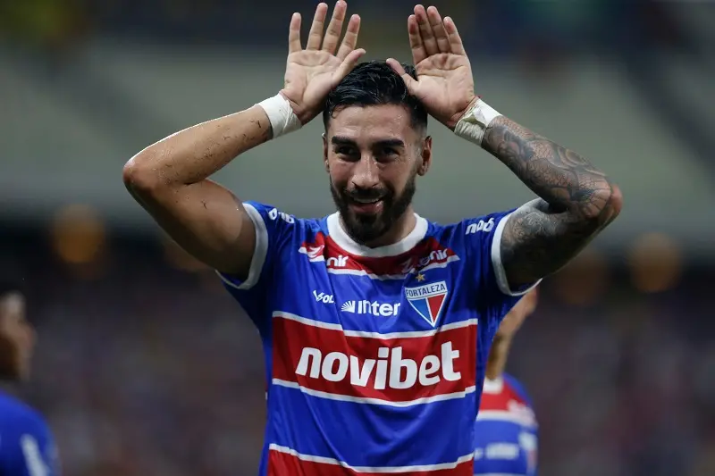 Imagem mostra jogador de futebol