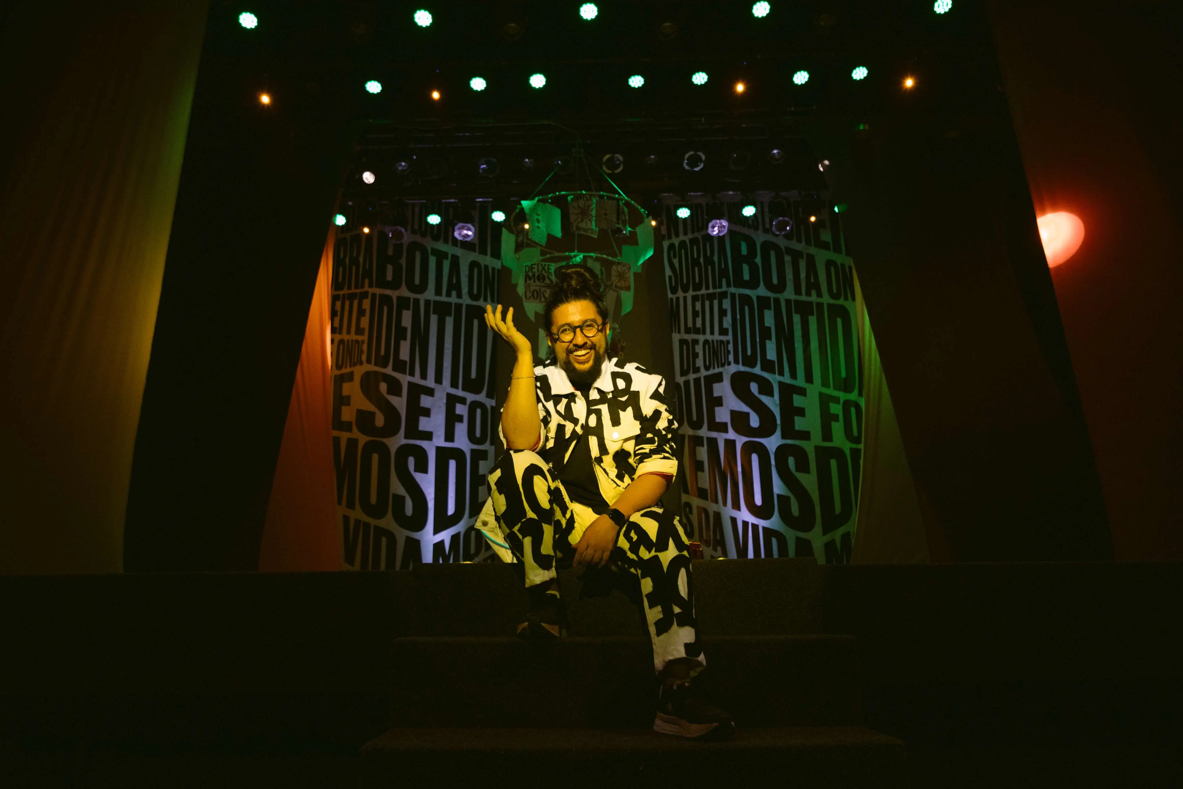 Moisés Loureiro durante apresentação do espetáculo 