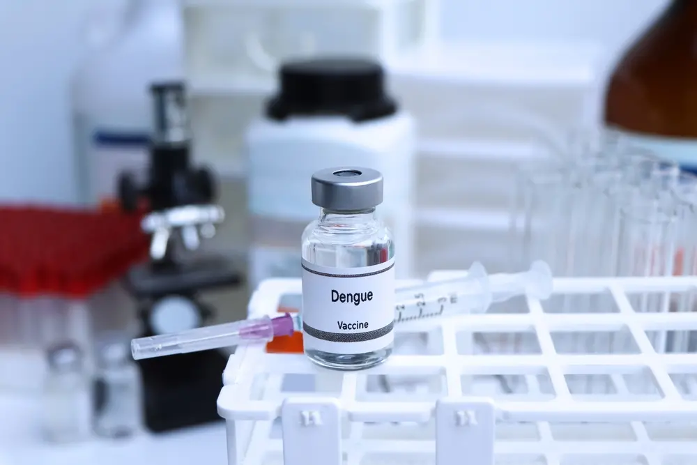 Dose de vacina contra a dengue em laboratório