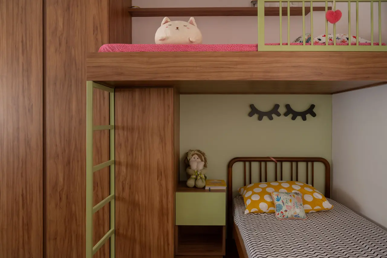 Beliche em quarto infantil com estética lúdica