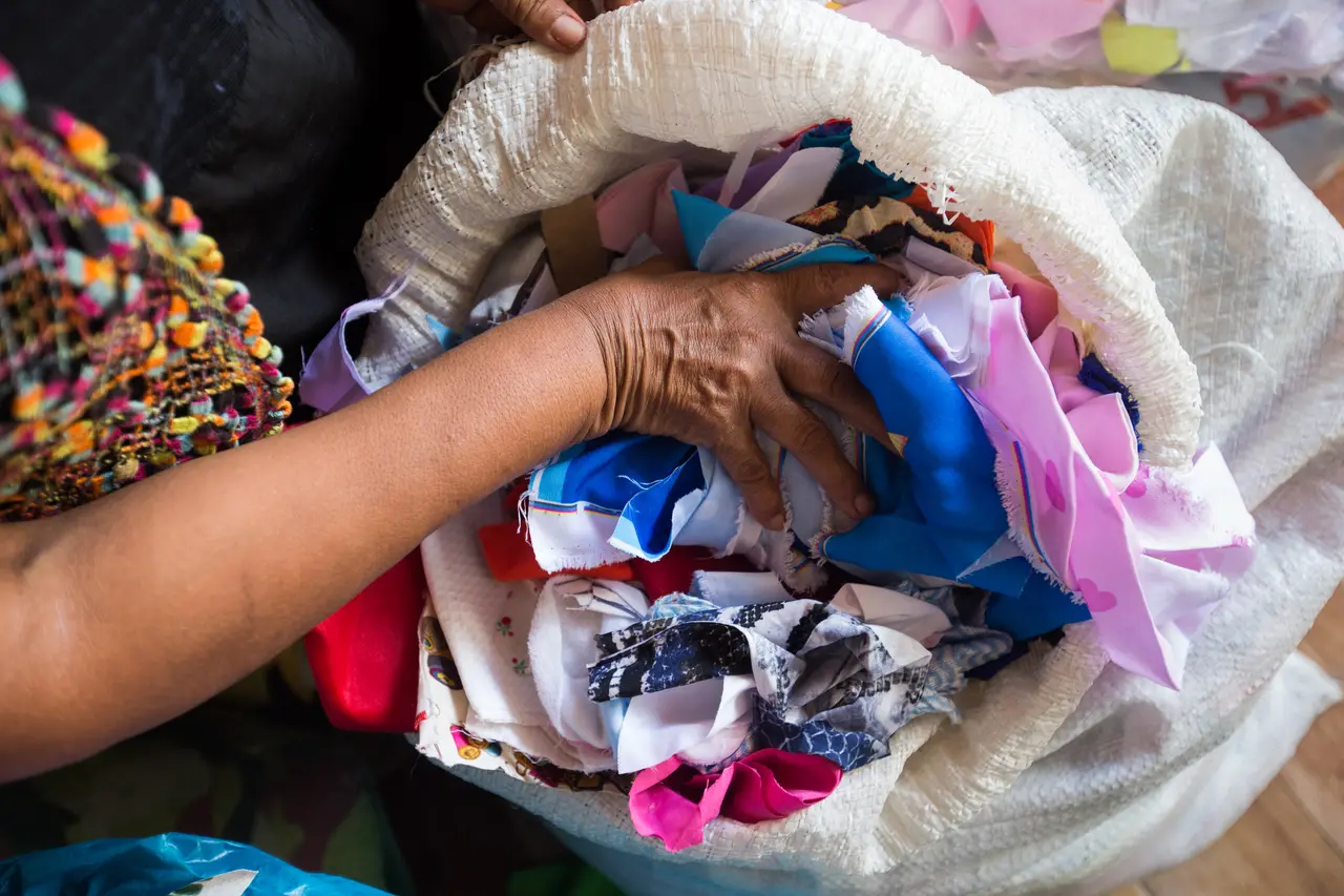 Retalhos resíduos tecidos pano bonecas de pano Ceará Credi