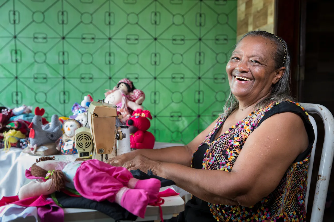 Sorriso largo e coração quentinho por ser artesã de mão cheia, como a avó