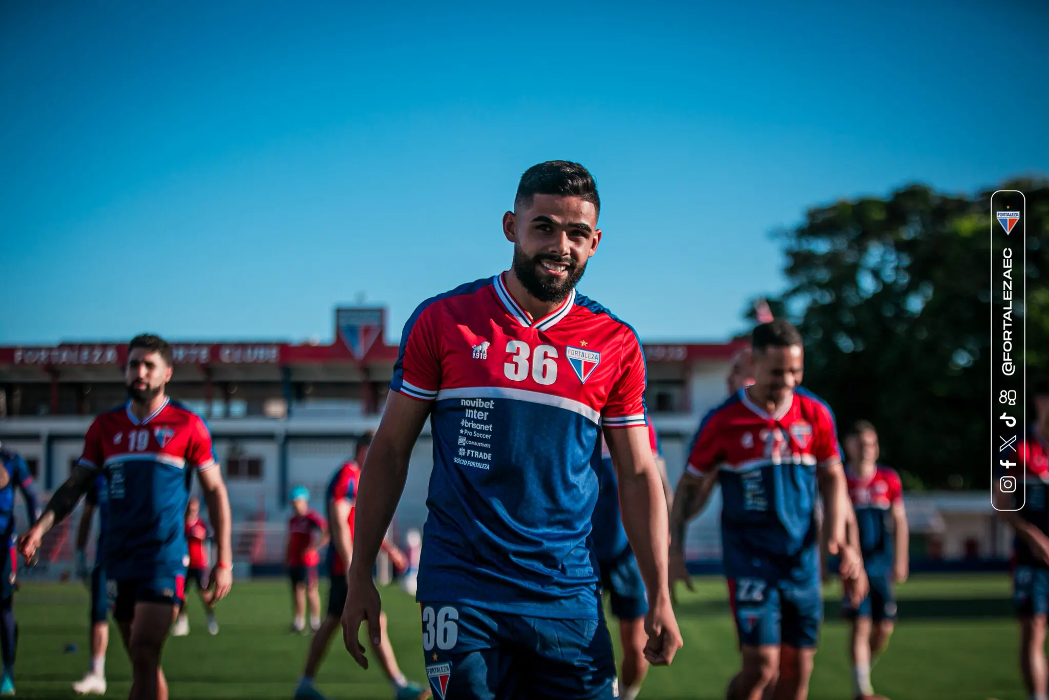 Felipe Jonatan com a camisa do Fortaleza em treino