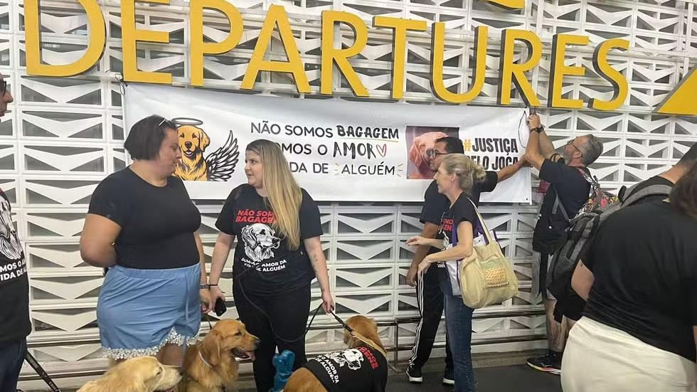 Pessoas com seus pets protestam pedindo justiça pela morte de Joca