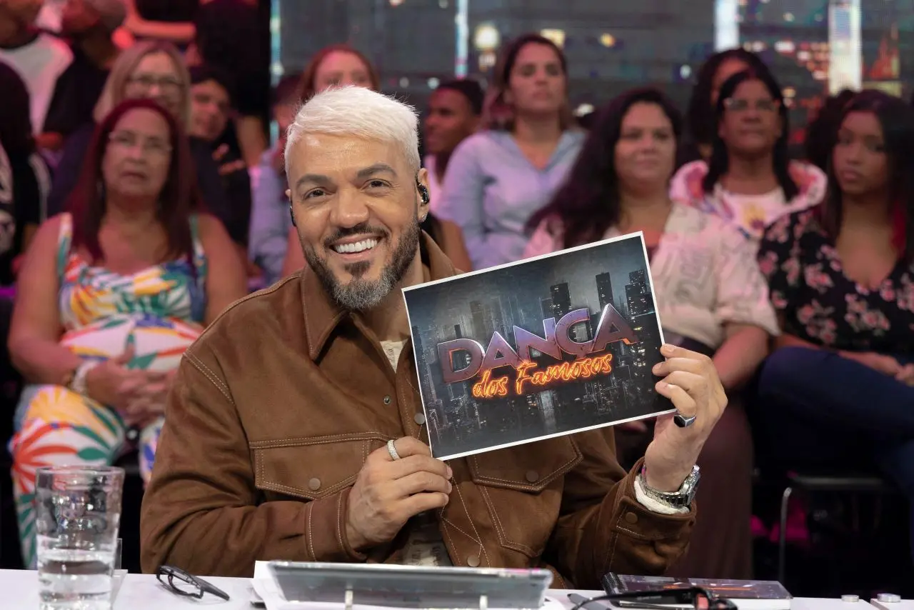 belo segurando placa do quadro dança dos famosos