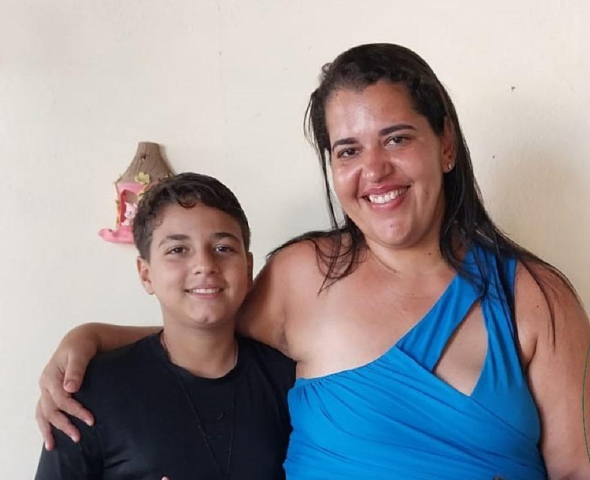 Gustavo, menino que conseguiu retificar o nome na certidão, e sua mãe Amanda Alencar