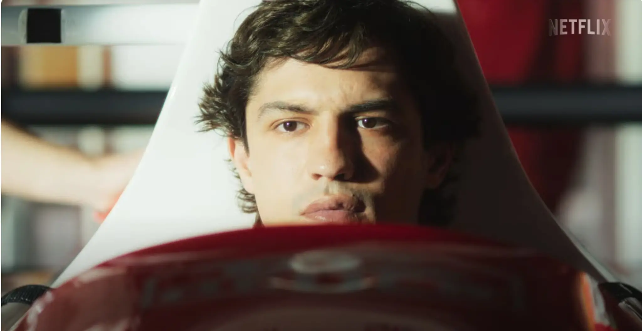 Gabriel Leone como Senna