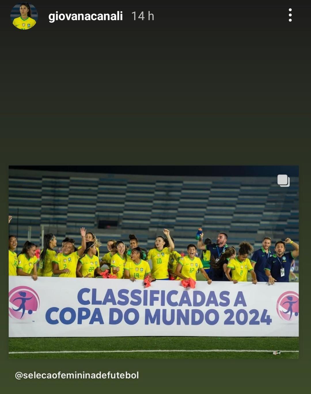 imagem mostra jogadoras de futebol