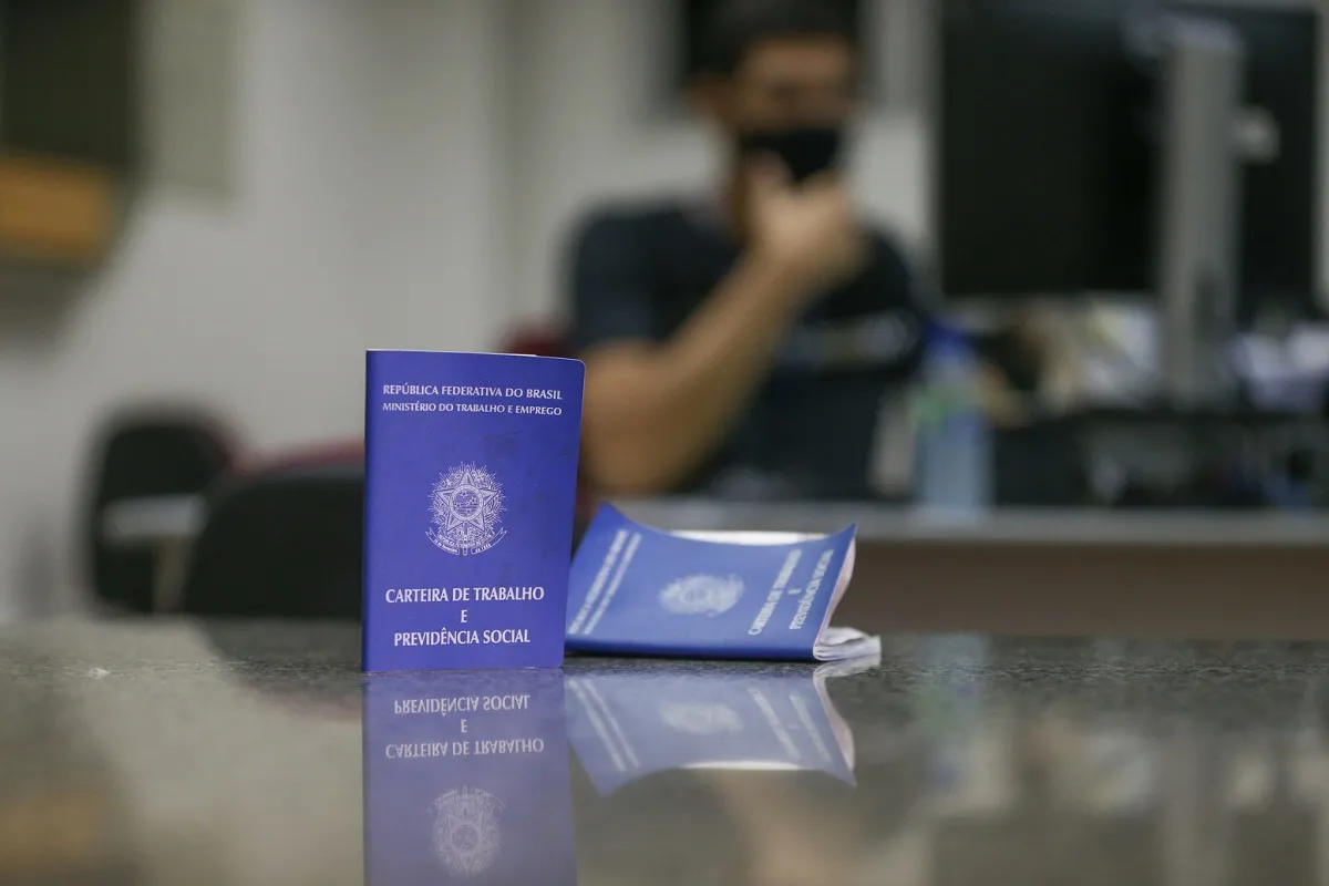 No regime celetista, férias remuneradas e 13º salário são obrigatórios