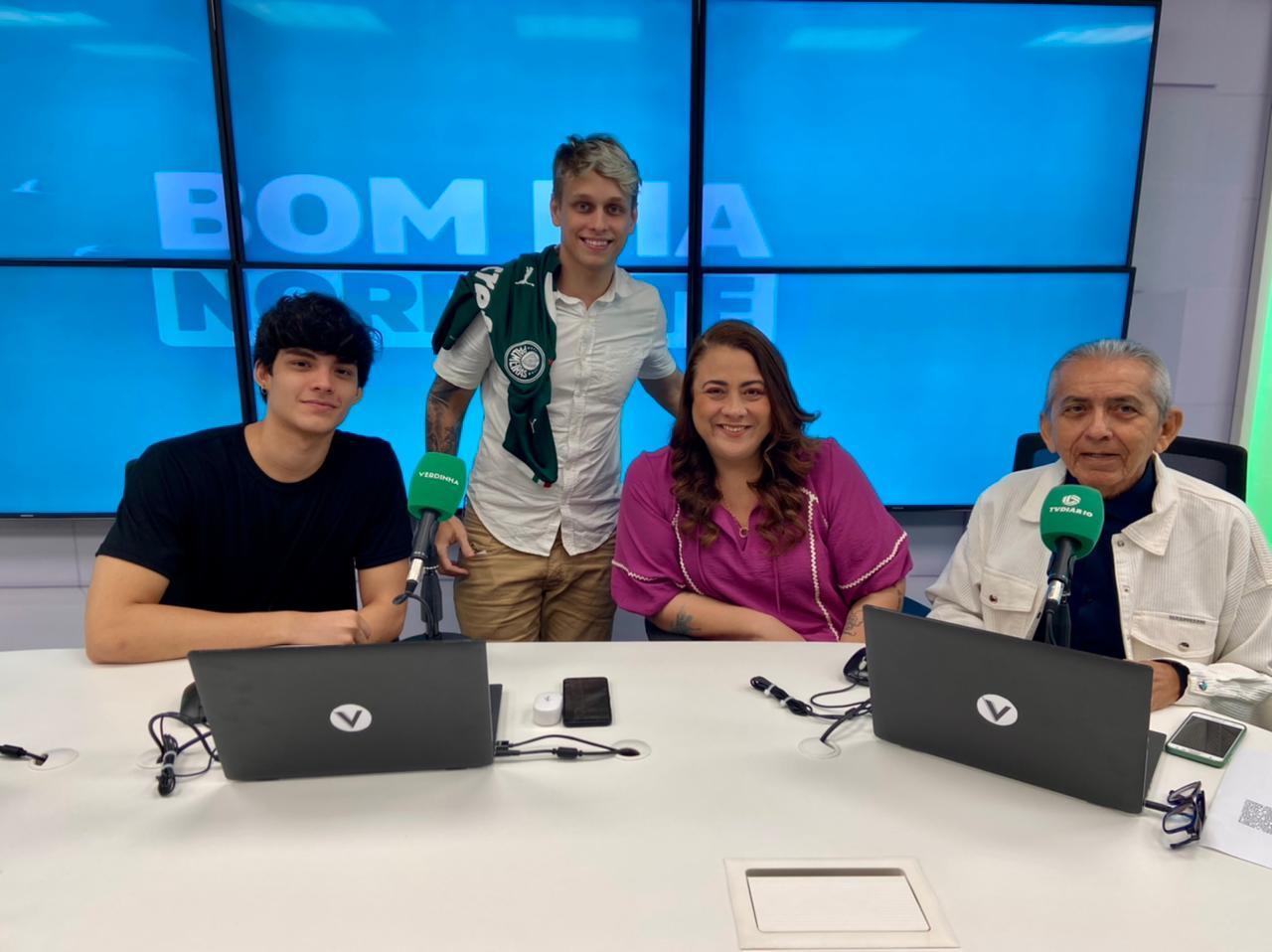 Gabriel, Vini, a jornalista Daniella de Lavôr e Tom Barros no estúdio da Verdinha