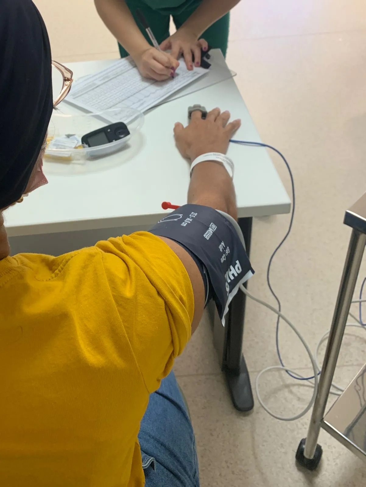 Erika realiza exames durante os ciclos de quimioterapia para acompanhar os resultados