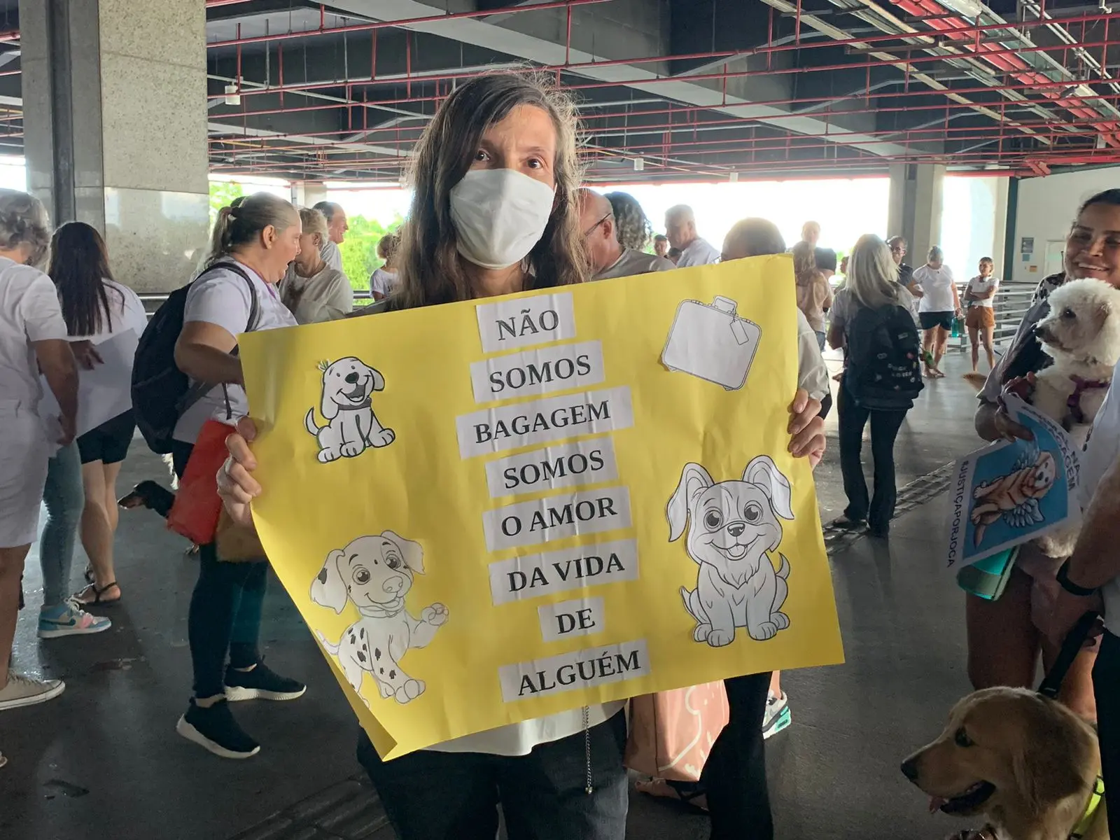 Mulher usando máscara segura cartaz