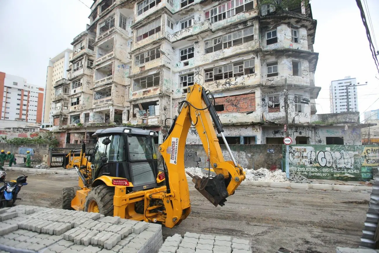 Demolição começou em março e tem prazo inicial de 90 dias