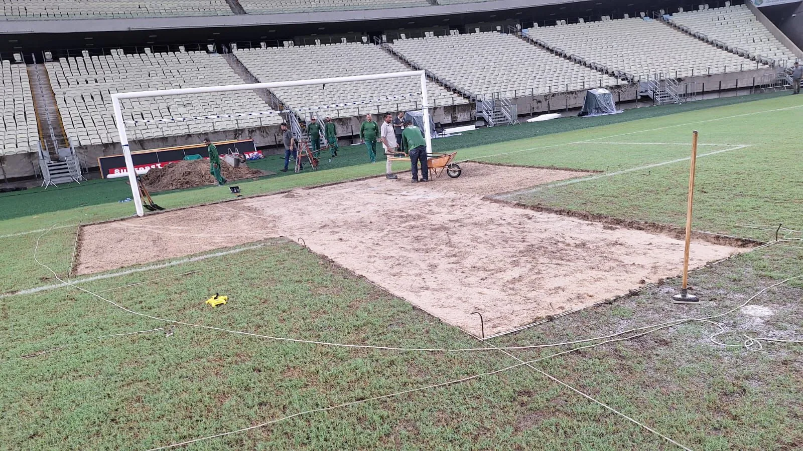 Gramado do Castelão sendo reparado nesta quinta-feira