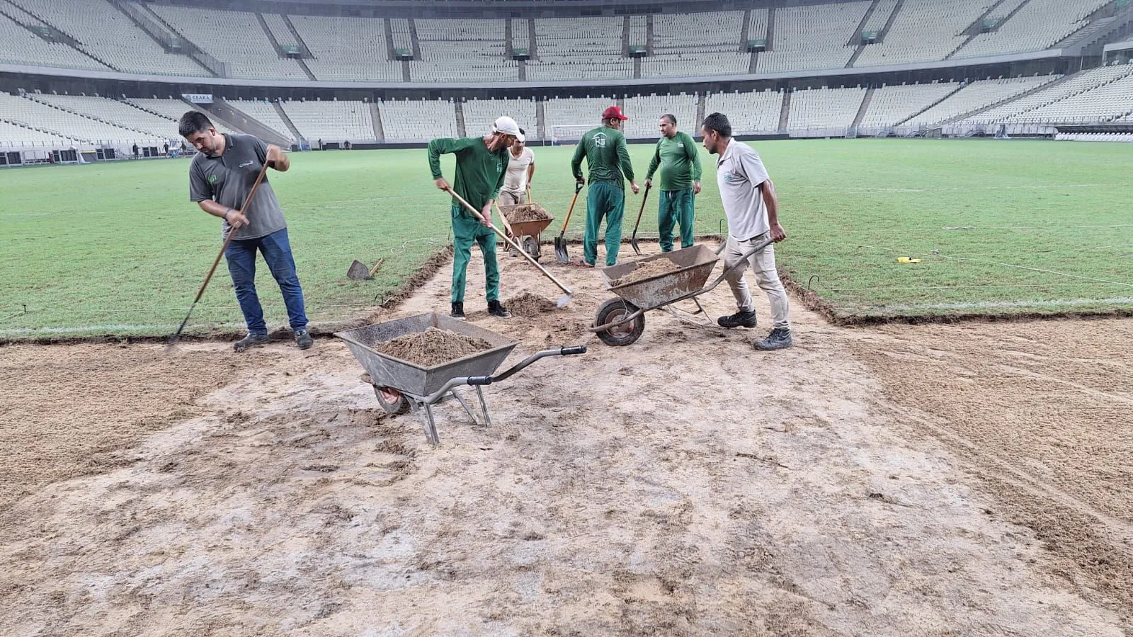 Gramado do Castelão sendo reparado nesta quinta-feira