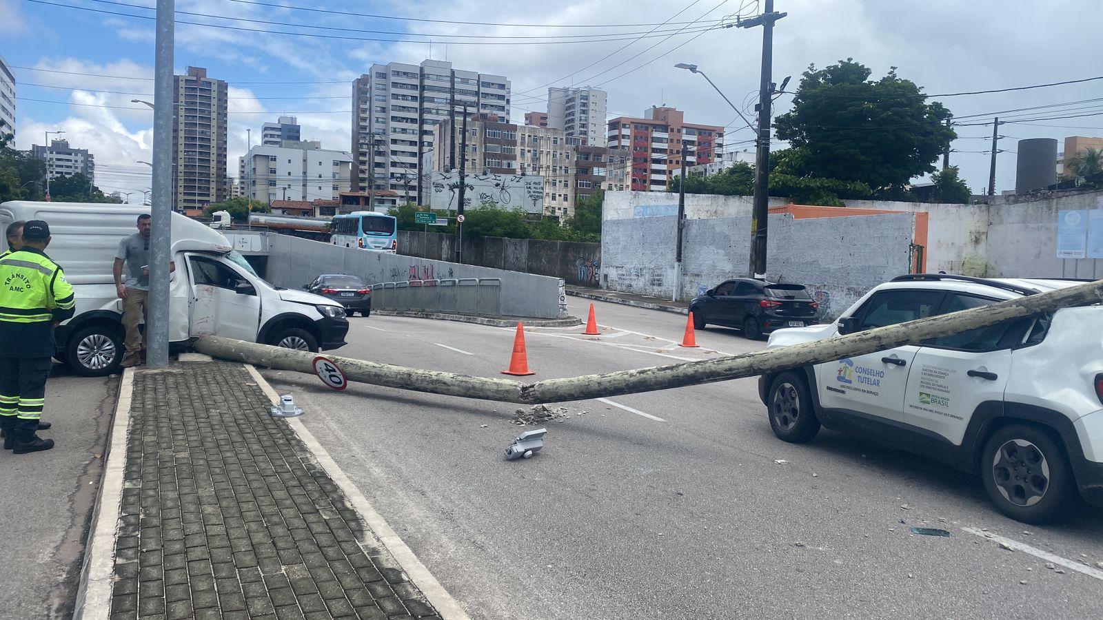 Poste caído sobre carros