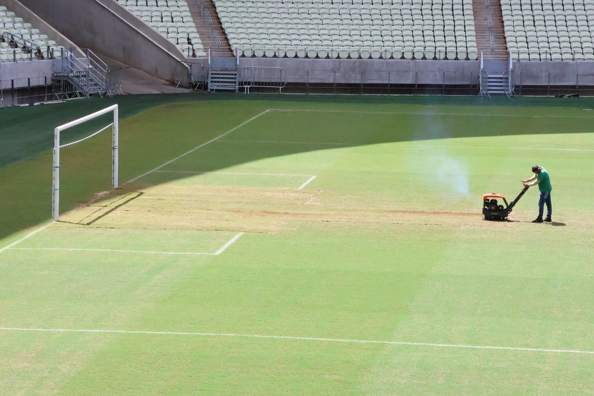 Replantio do gramado do Castelão