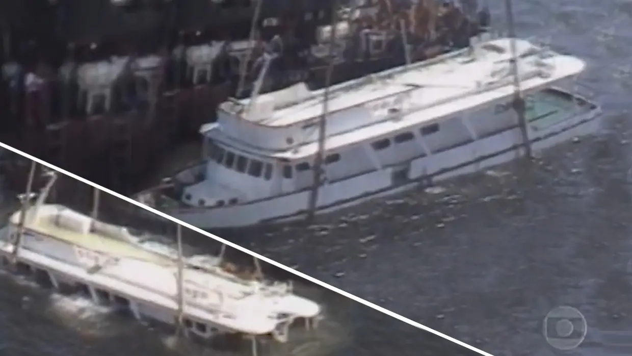 Barco sendo retirado de dentro do mar