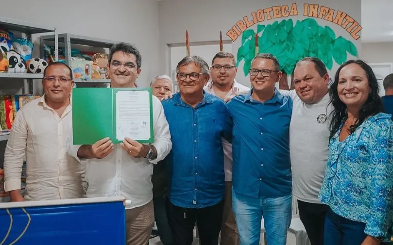 O prefeito Tiago Lutiani está rompido politicamente com o pai, Tino Ribeiro (de azul ao centro), e com a vice-prefeita Paulinha Dantas (à direita)