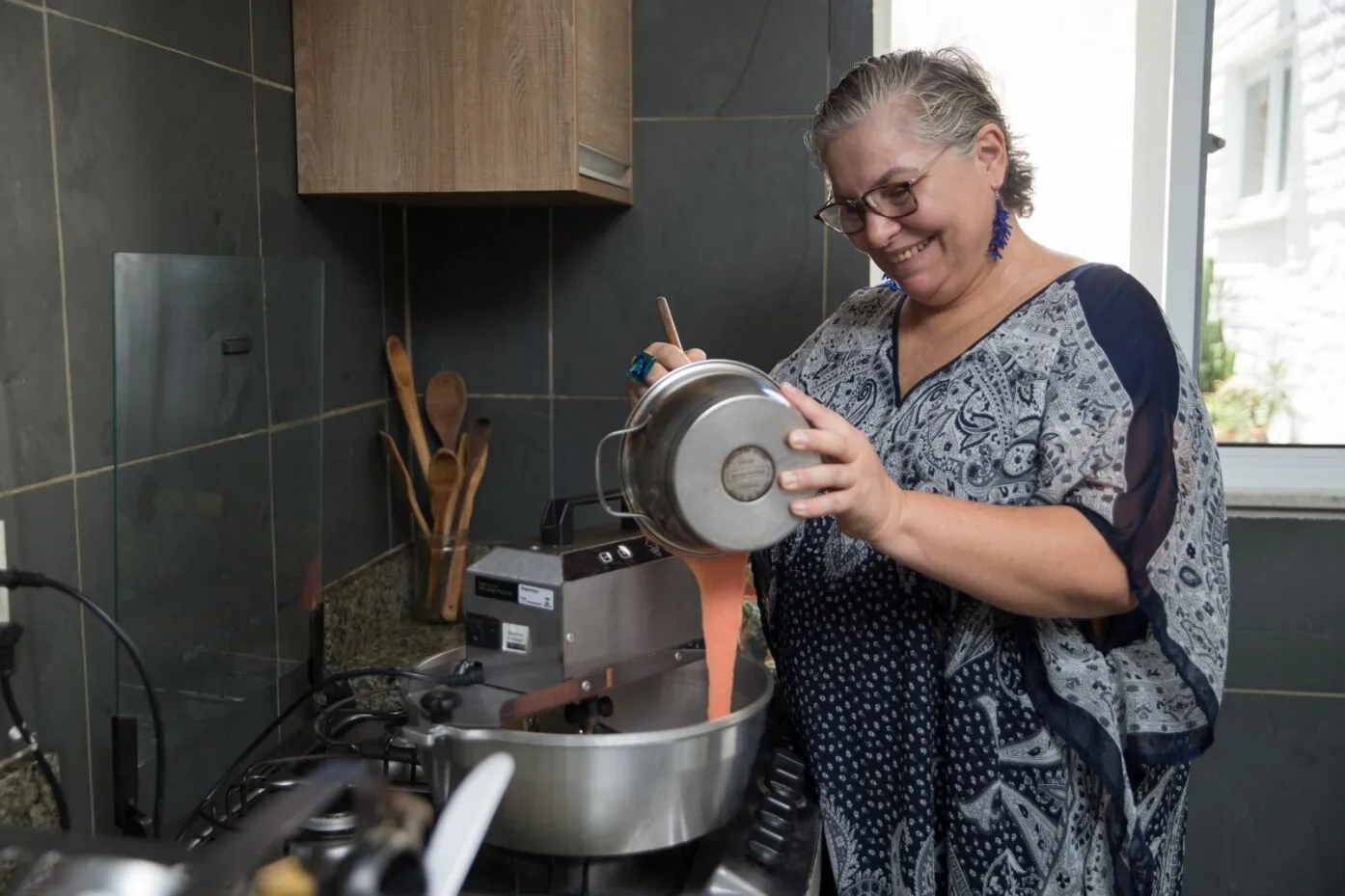 Panela que mexe automaticamente salvou a saúde de Cíntia e a produção das geleias