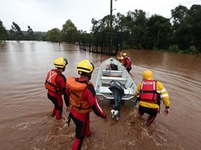Defesa Civil atua no resgate de vítimas das enchentes no RS