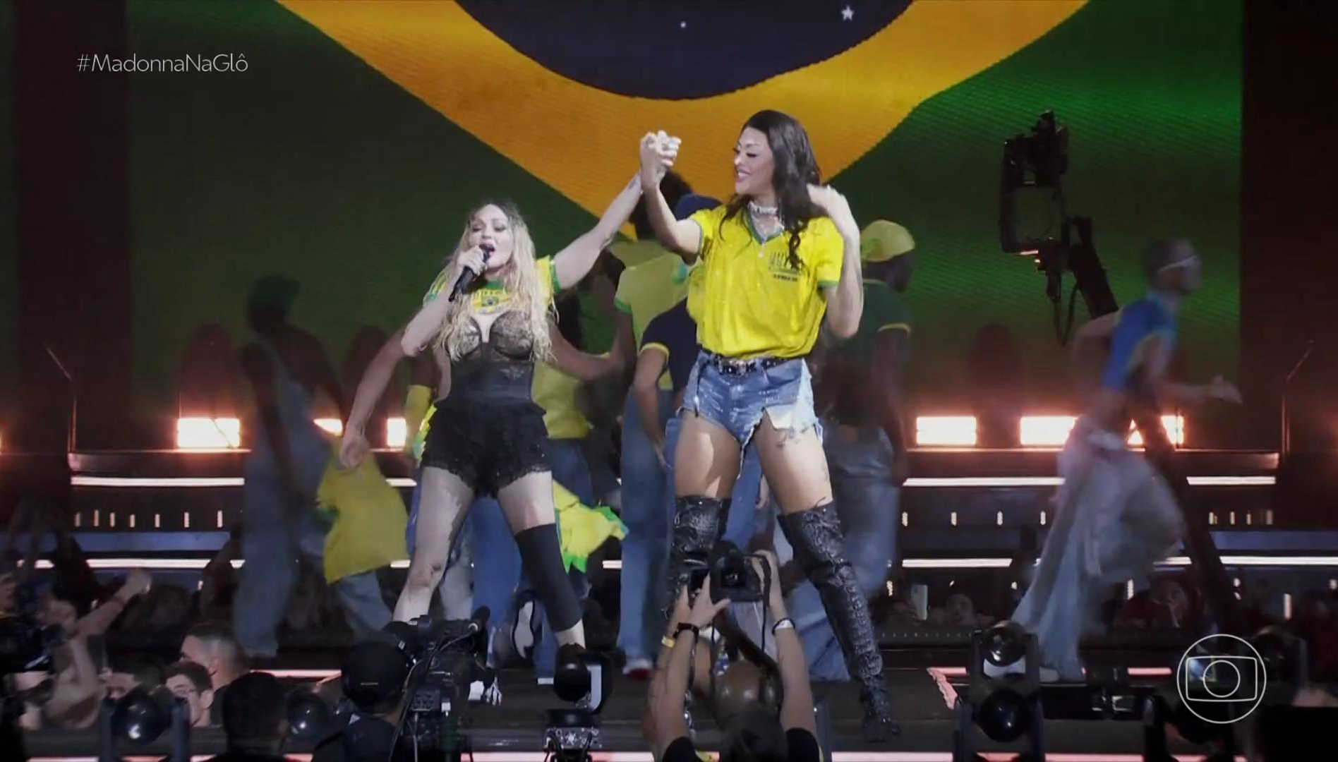 Pabllo Vittar no palco com Madonna